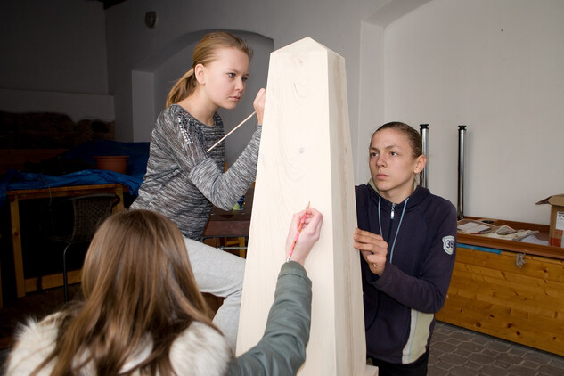 Novohradští žáci dokončují projektový obelisk, červen 2020